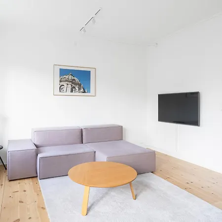 Refurbished 1-bed In Apartment *